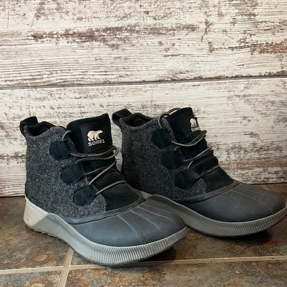 Sorel Shoes - Sorel Gray and Black Winter Boots